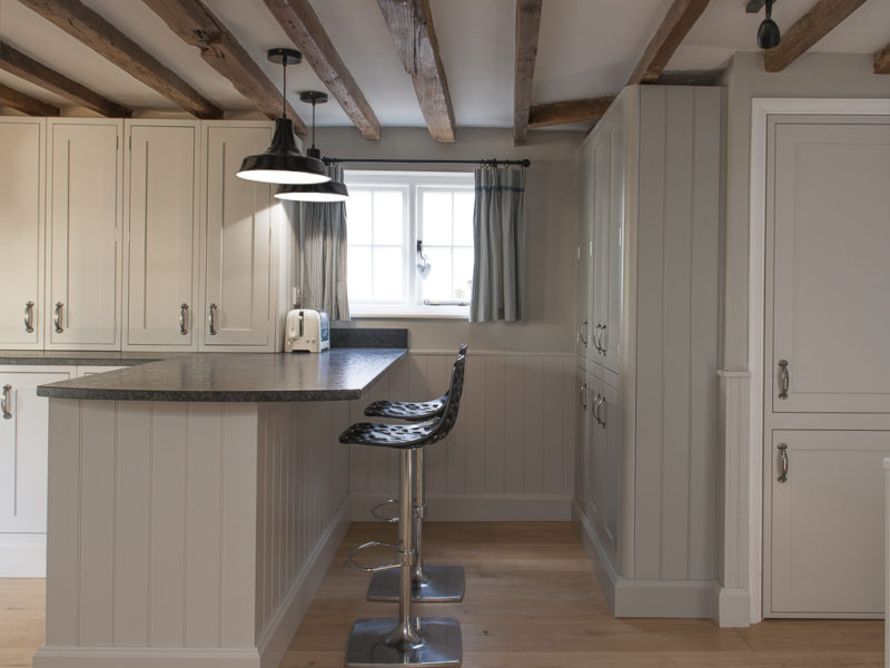 cottage kitchen with beams and pendant lamps