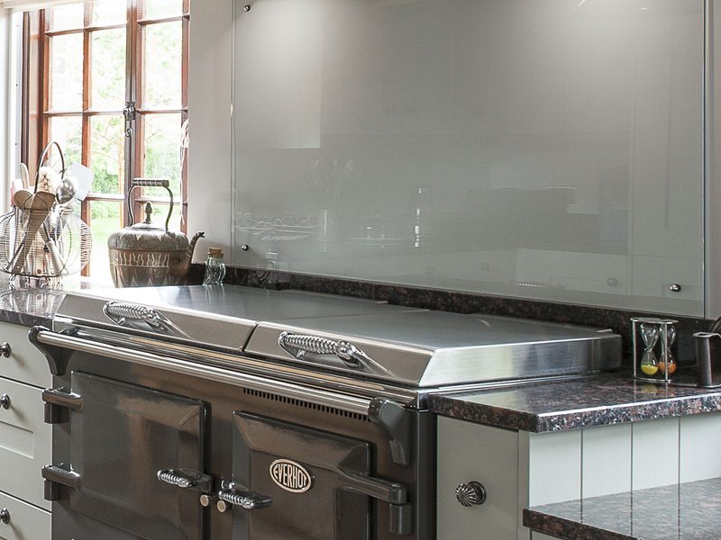 kitchen with range cooker and built in cooker hood